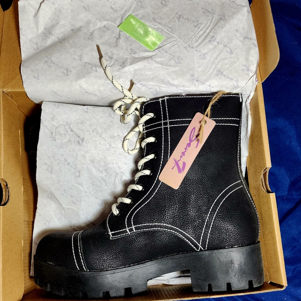 Cute Seven7 women's boots. Size 9w